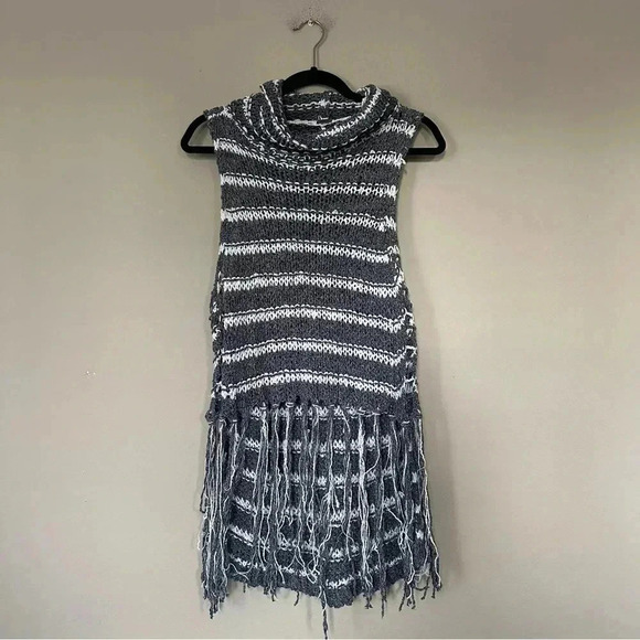 FREE PEOPLE Folksong Fringe Turtle Neck Cowl Tunic
Sweater Size XS - Picture 5 of 8
